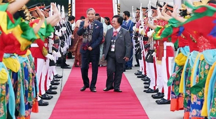 রাষ্ট্রপতিকে জাকার্তায় লাল গালিচা অভ্যর্থনা